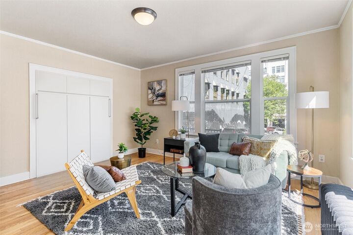 Property Photo:  905 NE 43rd Street 111  WA 98105 