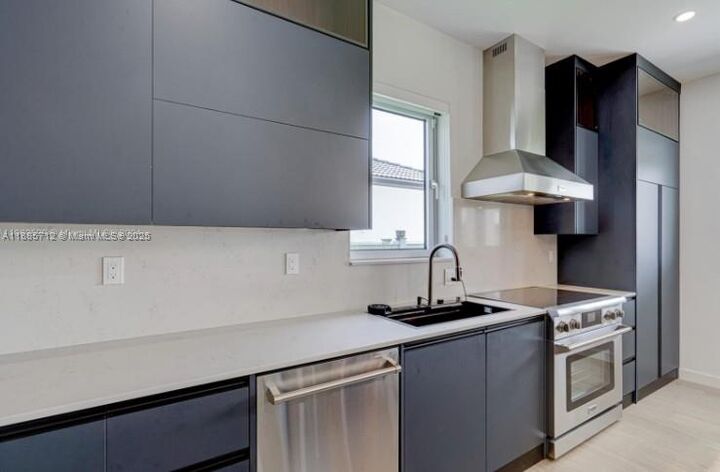 Property Photo:  3900 SW 137th Ct  FL 33175 