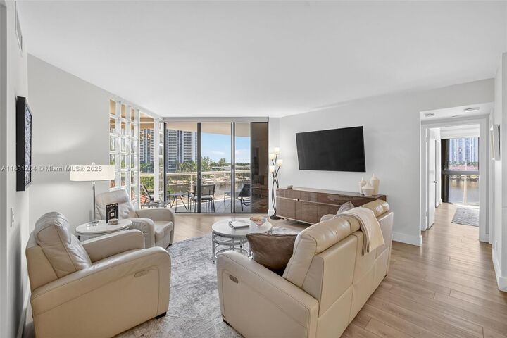 Property Photo: 3610 Yacht Club Dr 508 FL 33180