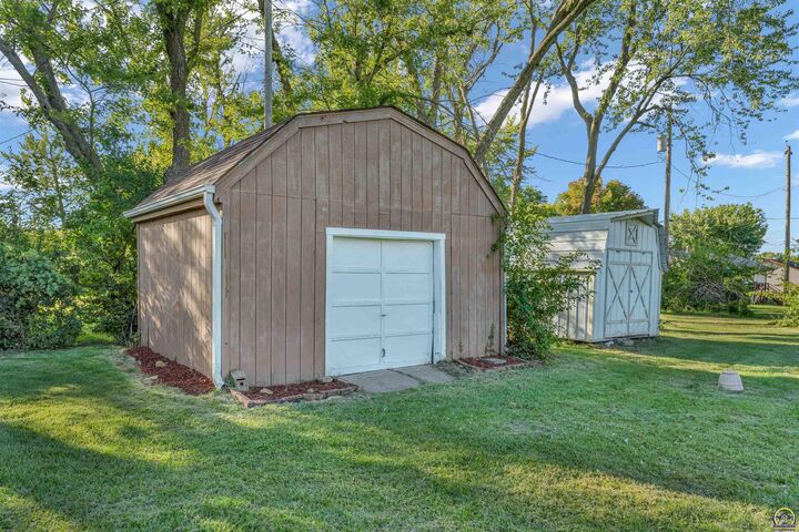 Property Photo: 2300 SE 29th St KS 66605