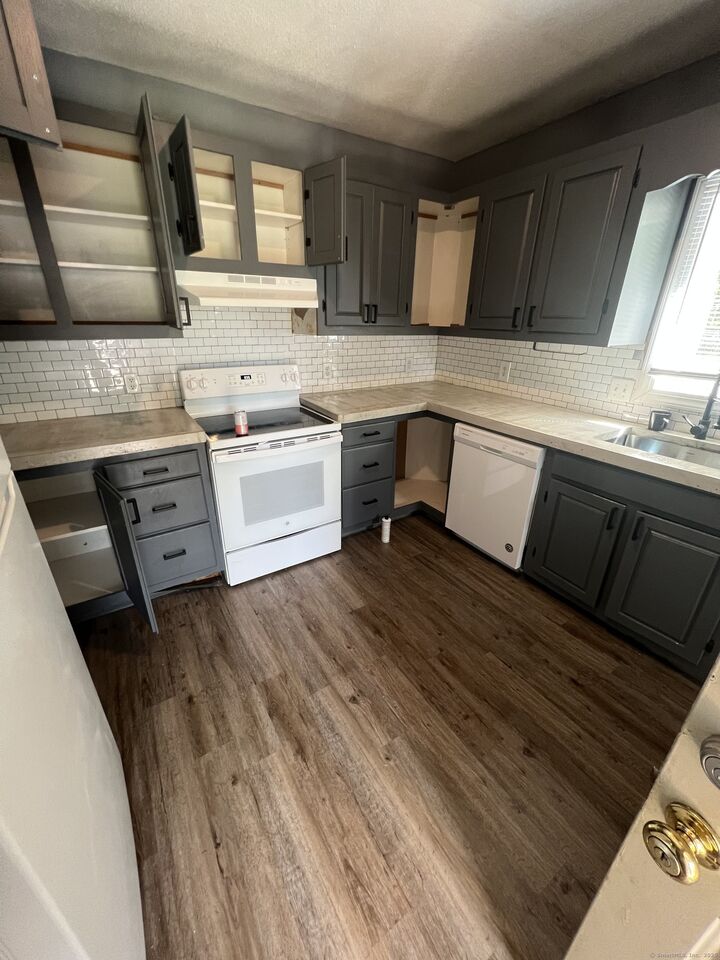Property Photo:  302 Brook Street  CT 06010 