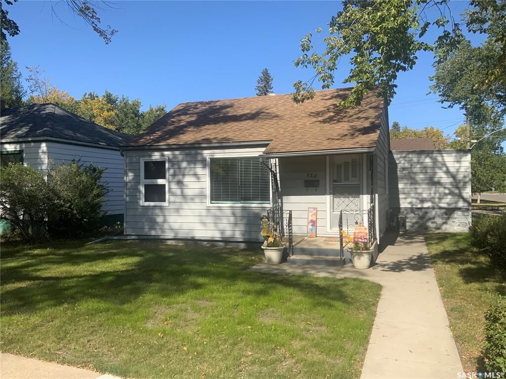 Property Photo:  225 Elm Street E  SK S7J 0G8 