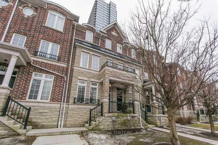 Photo de la propriété:  113 The Queensway Way N 57  ON M6S 5B6 