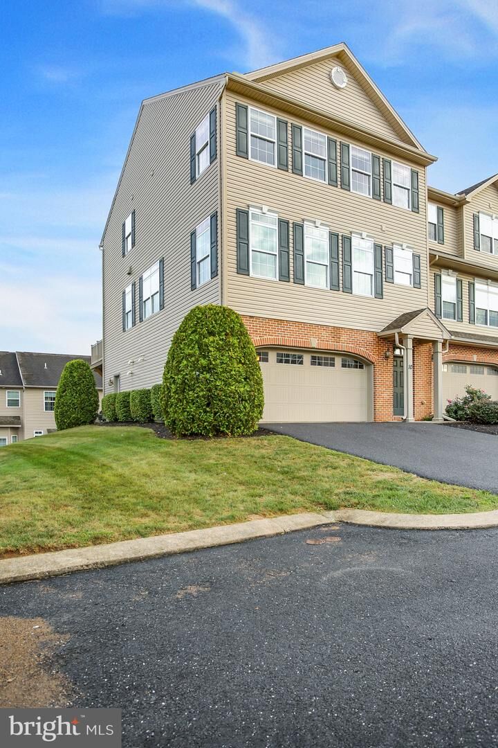 Property Photo:  10 Jay Circle  PA 17043 