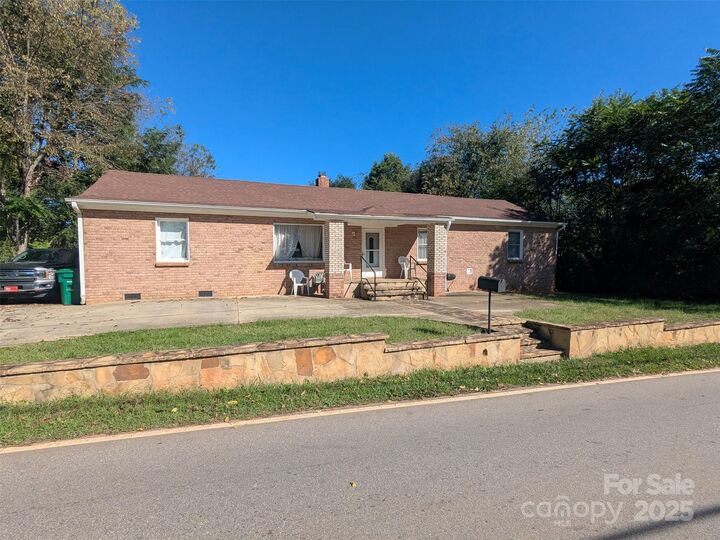 Property Photo:  537 Deaverview Road  NC 28806 