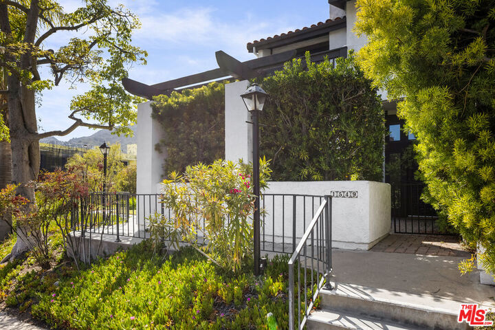 Property Photo:  1549 Palisades Dr  CA 90272 