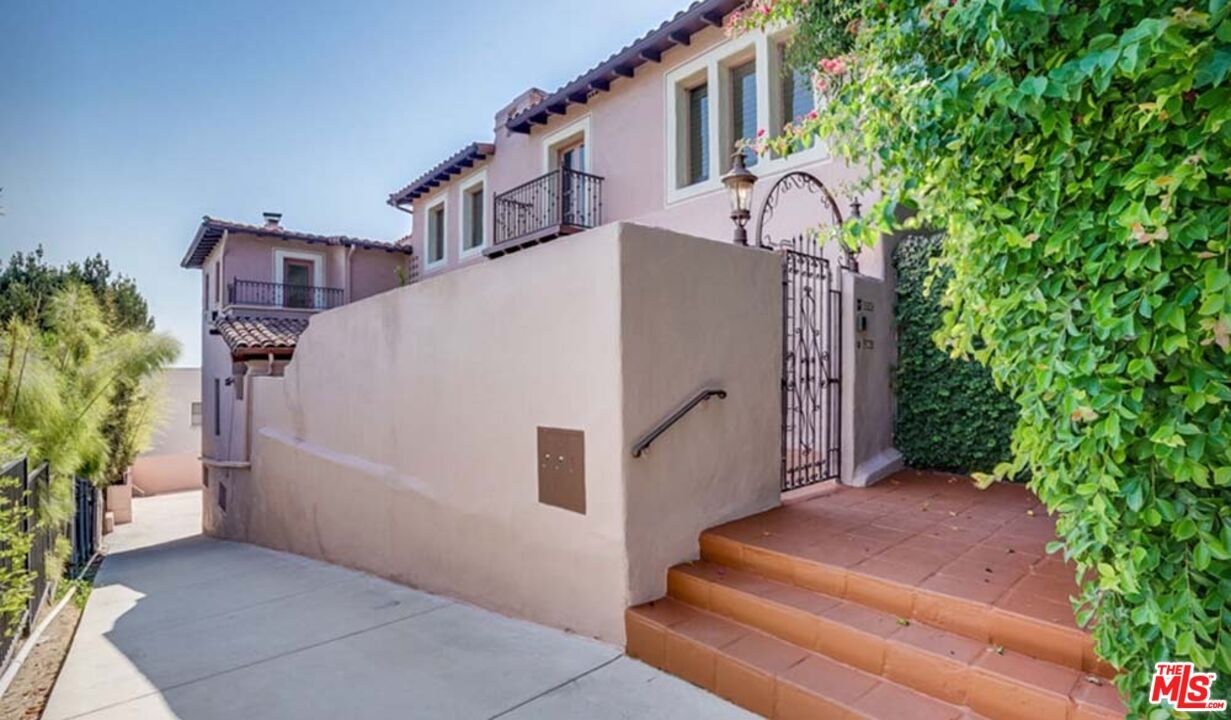Property Photo:  3306 Waverly Dr  CA 90027 