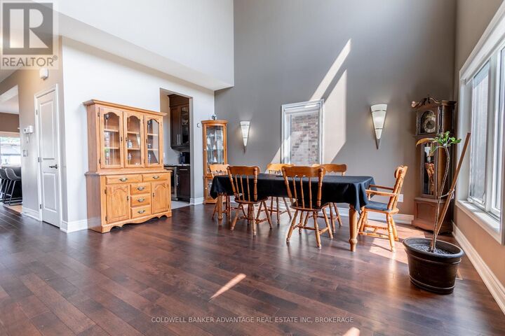 Property Photo:  135 Forest Ridge Court  ON L3C 0C2 