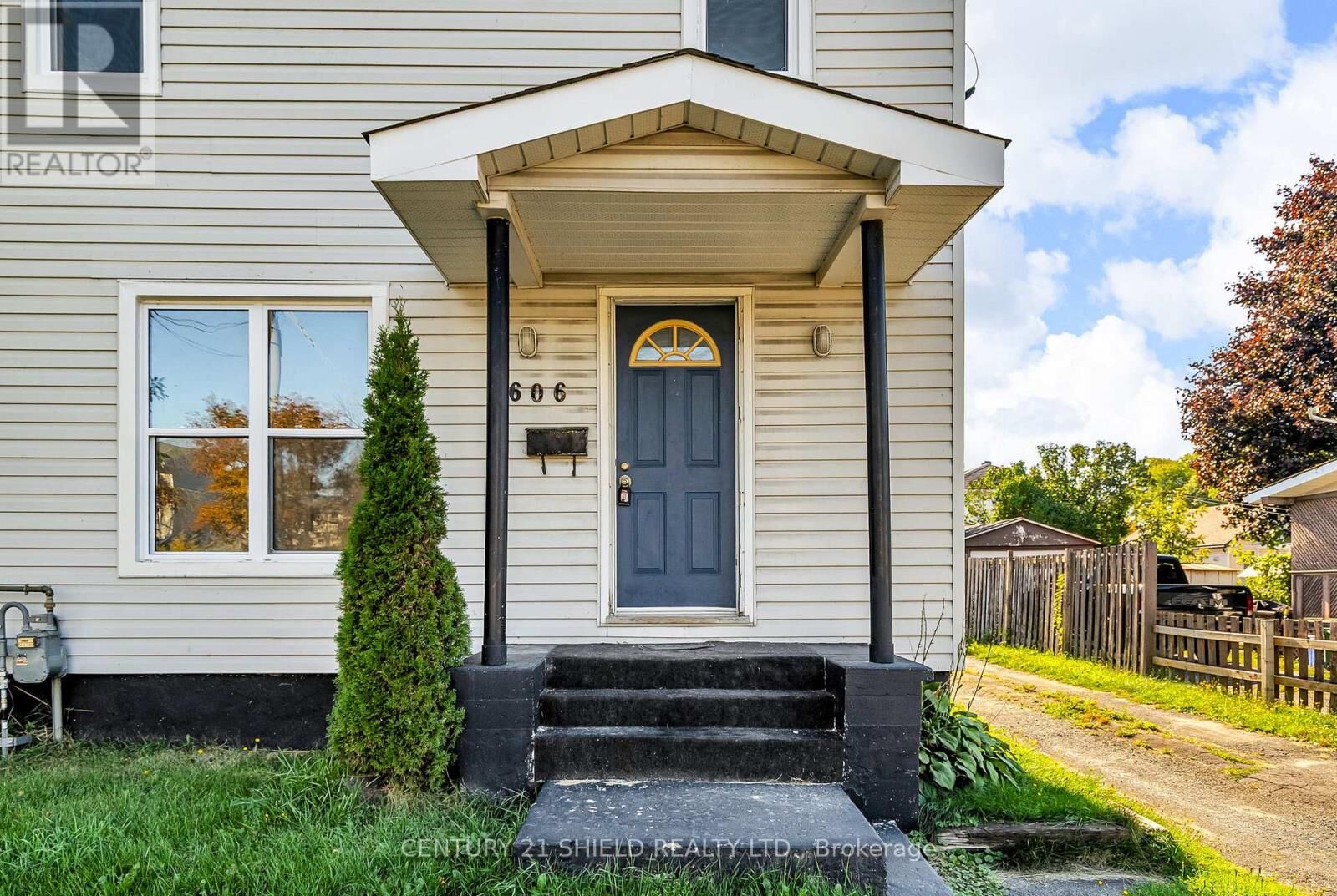 Property Photo:  1606 Pitt Street  ON K6J 3V2 