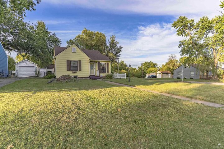 Property Photo:  402 W Vine Street  KS 66441 