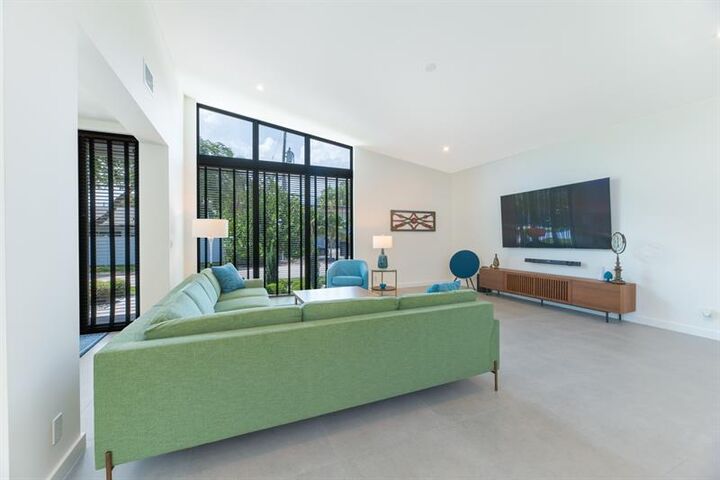 Property Photo: 3400 NE 15th Ave FL 33334