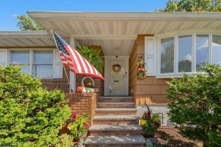 Property Photo:  5 Robin Rd  NJ 07023 
