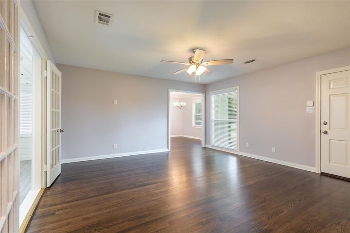 Property Photo: 5527 Jessamine Street TX 77081