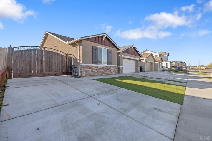 Property Photo: 3541 E Laura Court CA 93292