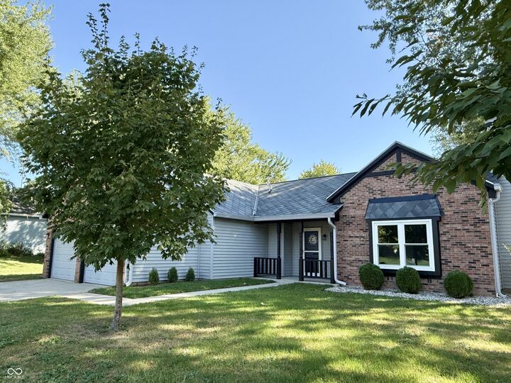 Property Photo: 827 Sable Ridge Drive IN 46142