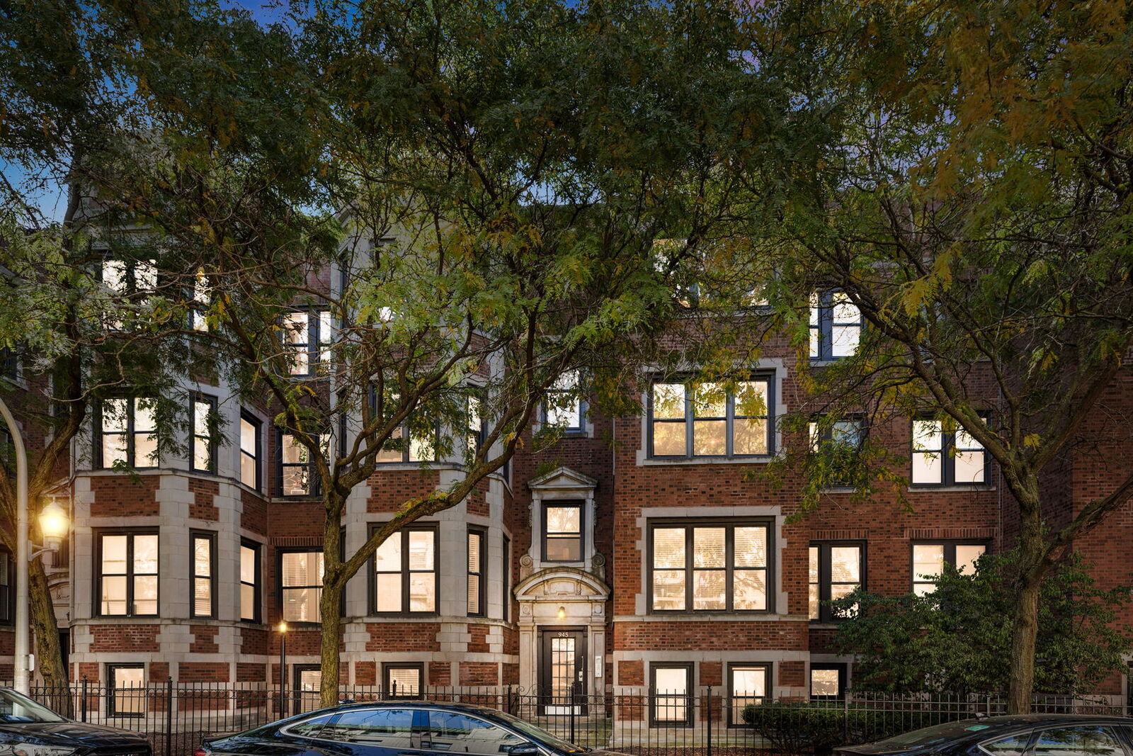 Property Photo:  945 W Gordon Terrace 2W  IL 60613 