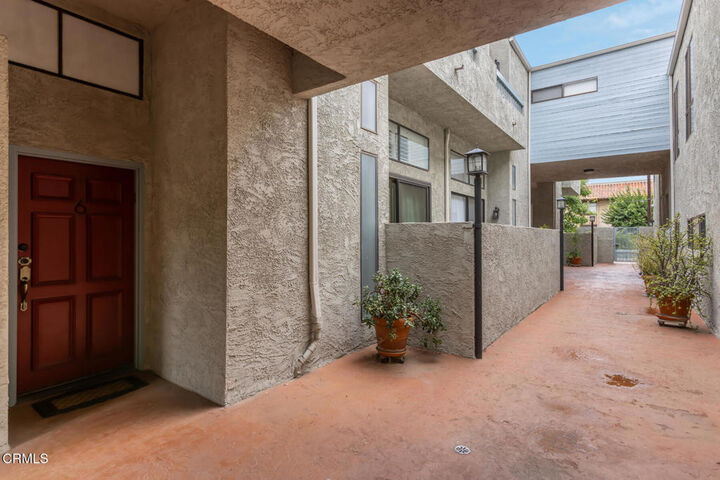 Property Photo:  5230 Bellingham Avenue 6  CA 91607 