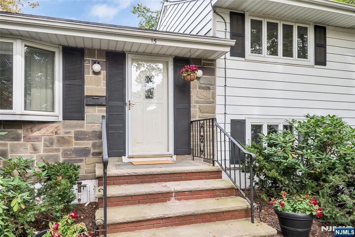 Property Photo:  15 Linden Road  NJ 07423 