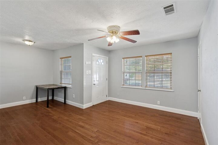Property Photo: 1304 E Lovers Lane TX 76010