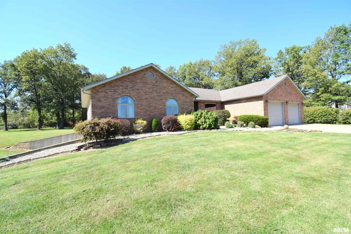 Property Photo:  677 County Road 105 E  IL 62814 