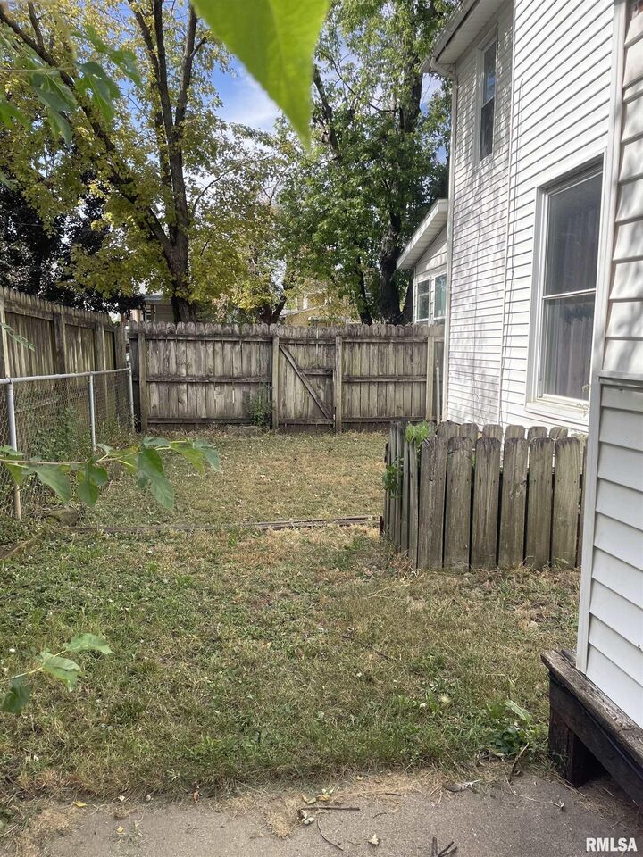 Property Photo: 815 S 6th Street IA 52732