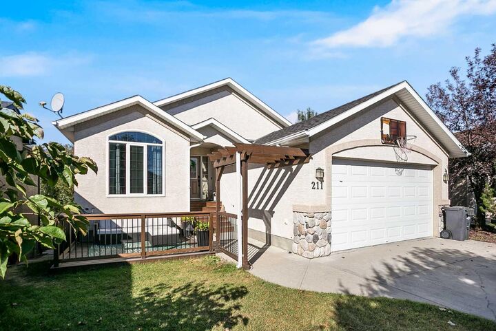 Property Photo:  211 Lineham Acres Close NW  AB T1V 1W6 