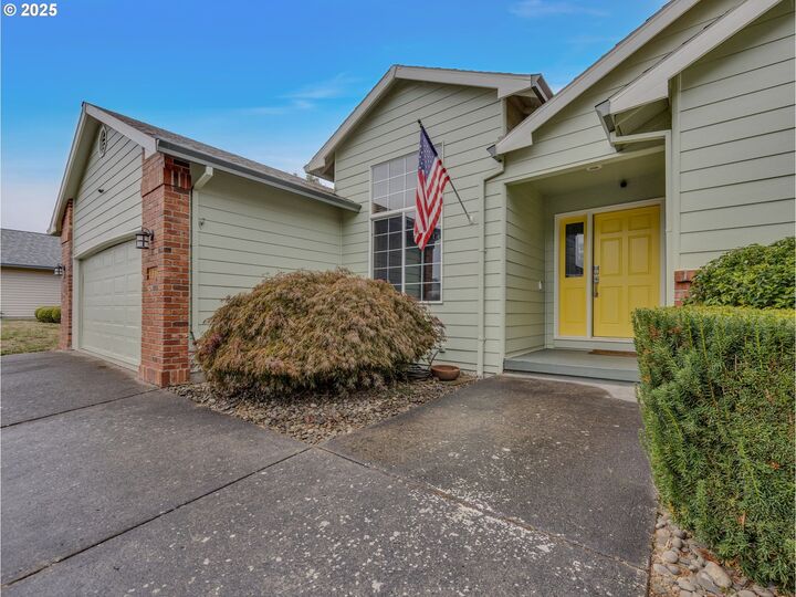 Property Photo:  1019 SE 27th St  OR 97060 