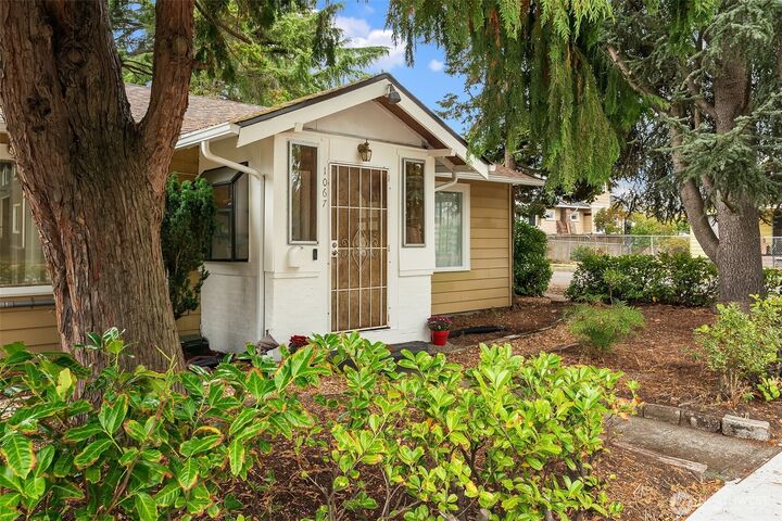 Property Photo:  1067 E 34th Street  WA 98404 