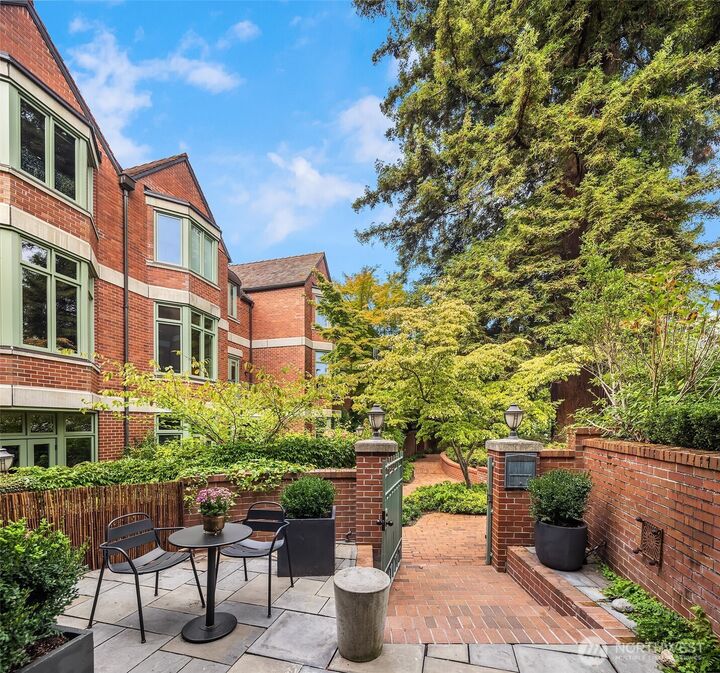 Property Photo:  905  Harvard Avenue E  WA 98102 