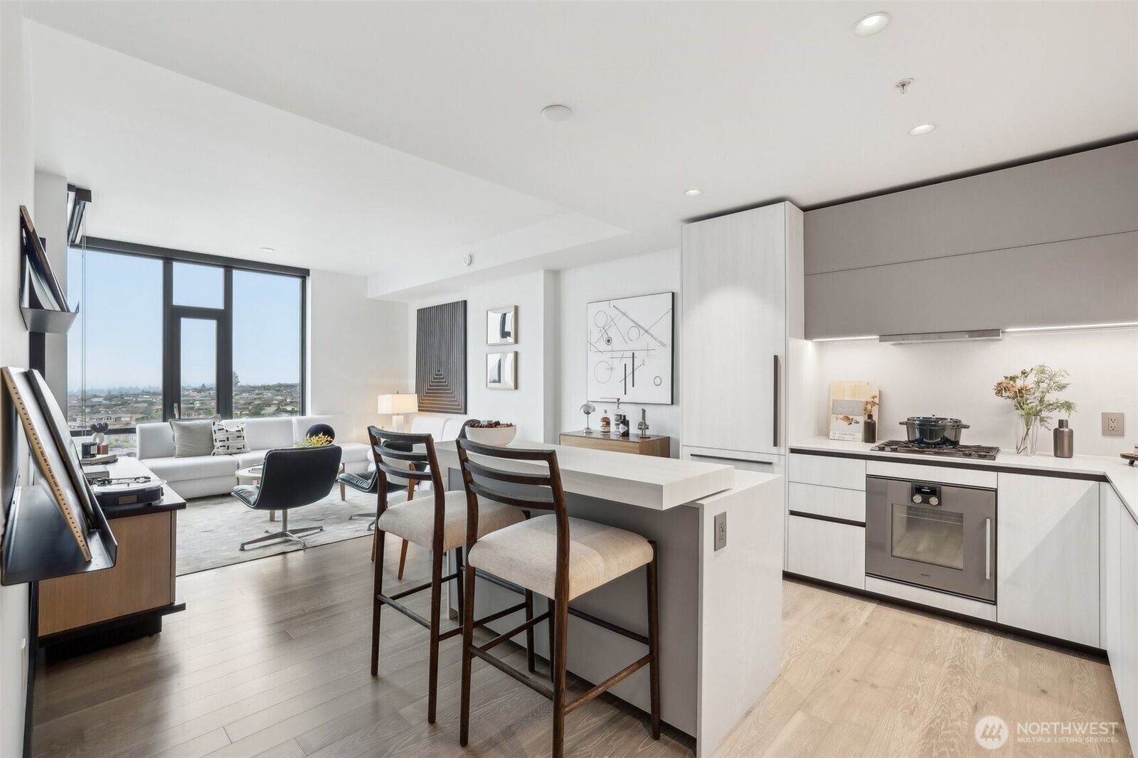 Property Photo:  889  Avenue Square  NE 702  WA 98004 