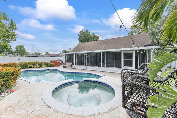 Property Photo: 400 NW 98th Avenue FL 33024