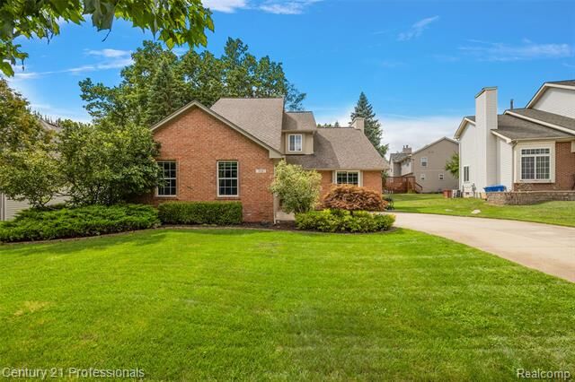 Property Photo:  319 Pine Creek Court  MI 48327 
