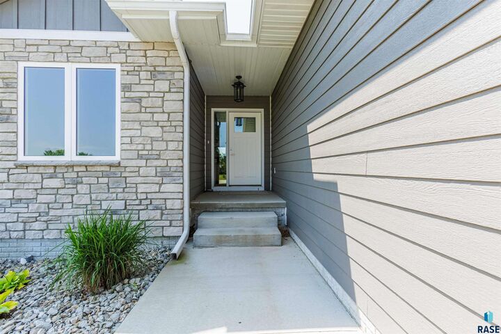 Property Photo:  204 S 15th Ave  IA 51246 