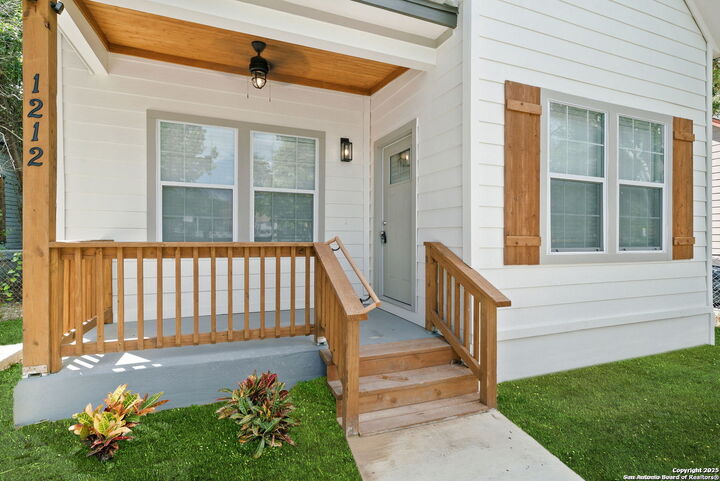 1212 Morales  San Antonio TX 78207 photo