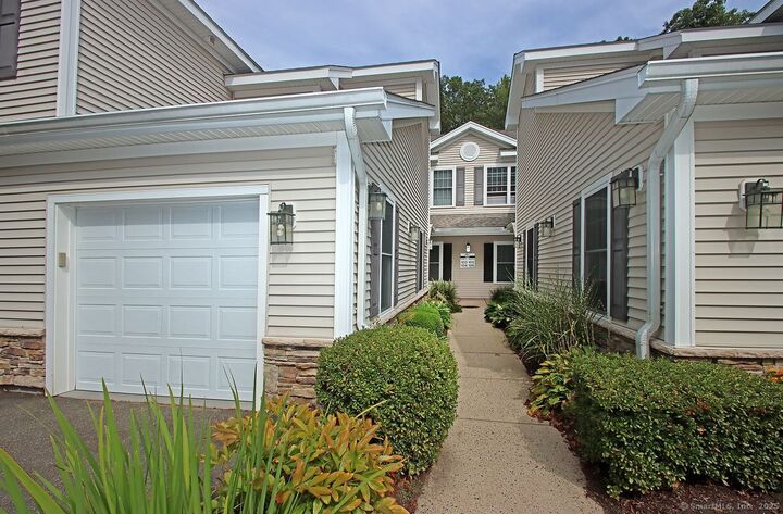 Property Photo:  35 Todd Street 103  CT 06518 