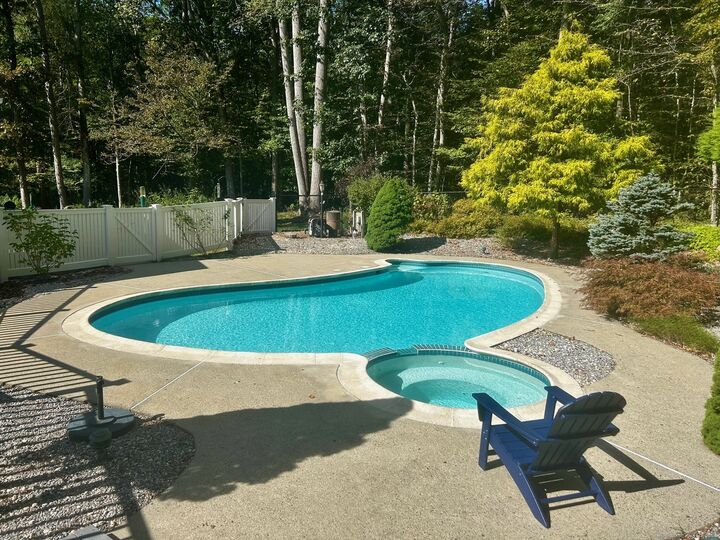Property Photo:  16 Eastwood Road  CT 06443 