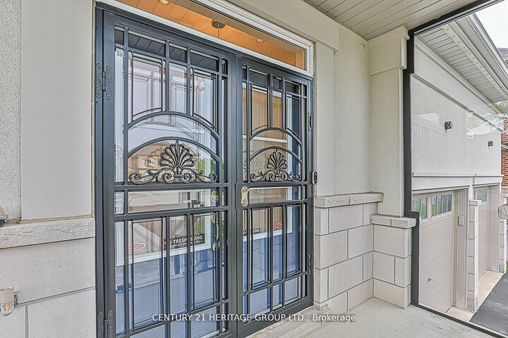 Property Photo:  2 Roy Harper Avenue  ON L4G 0V4 