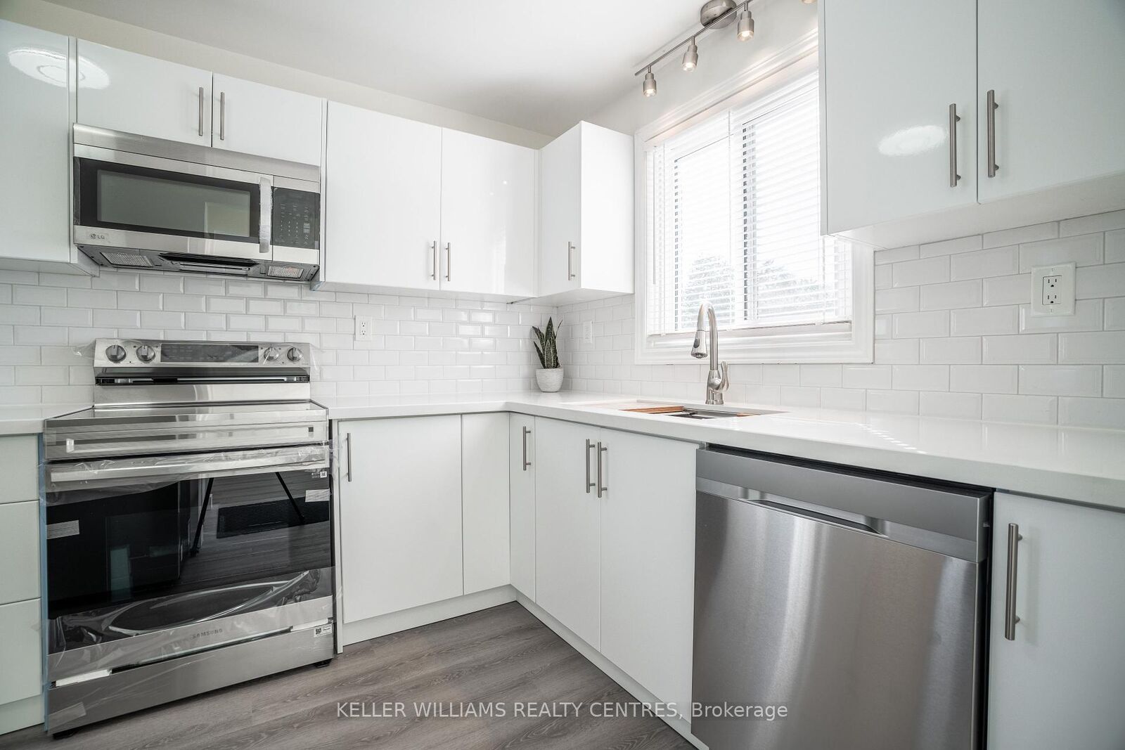 Property Photo: 6131 Valley Way ON L2E 1X9
