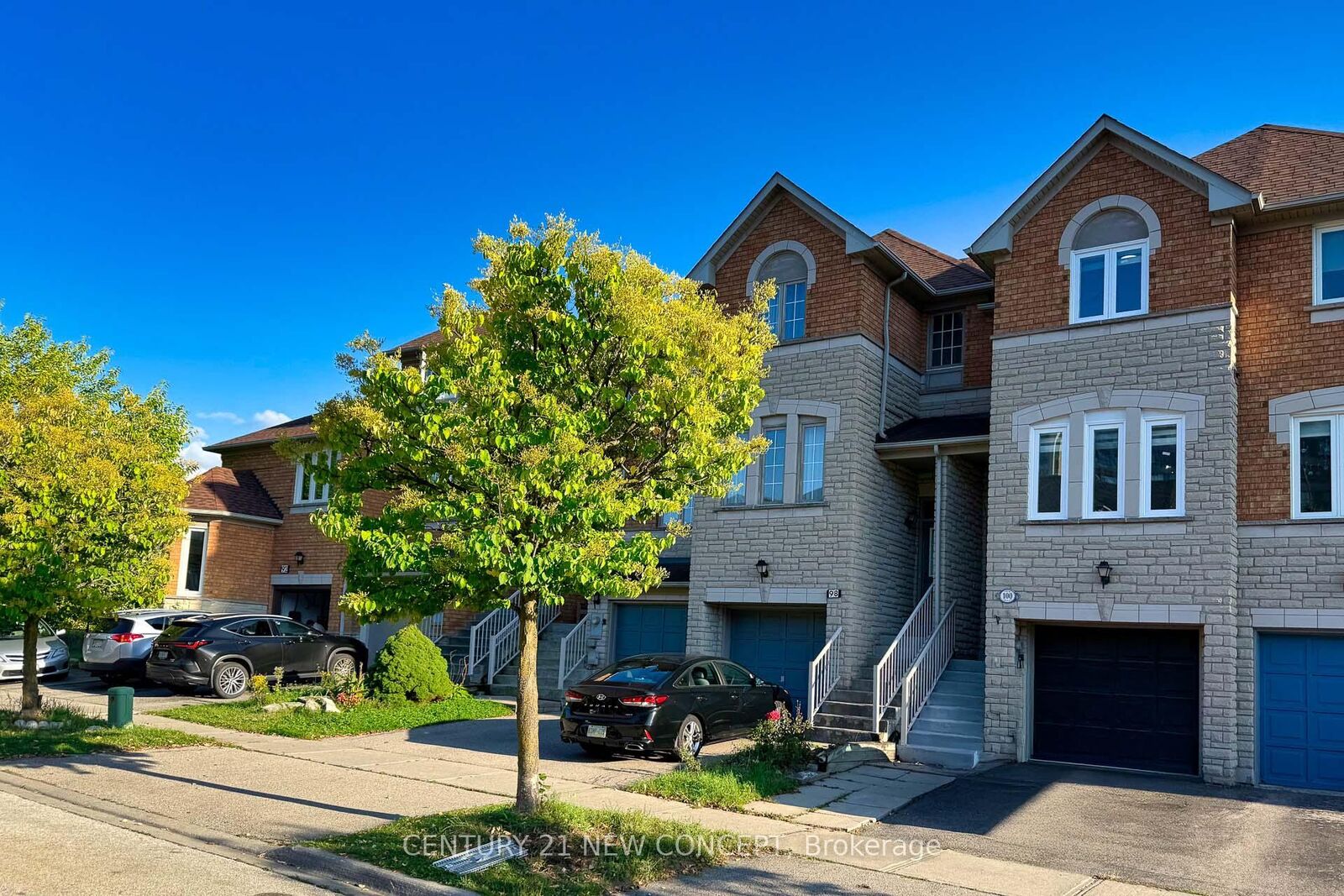 Property Photo:  100 Coburg Crescent S  ON L4B 4E4 