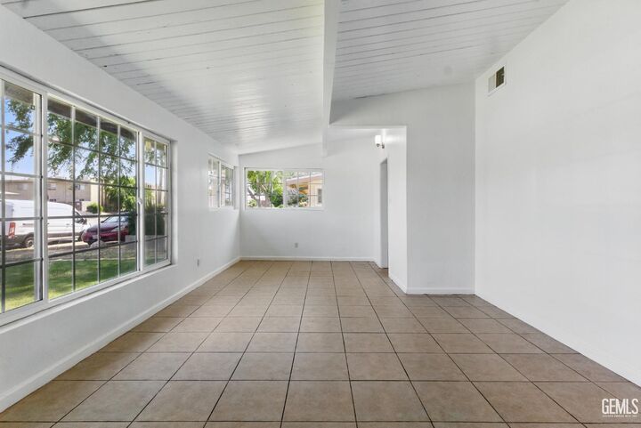 Property Photo: 2804 Haley Street CA 93305