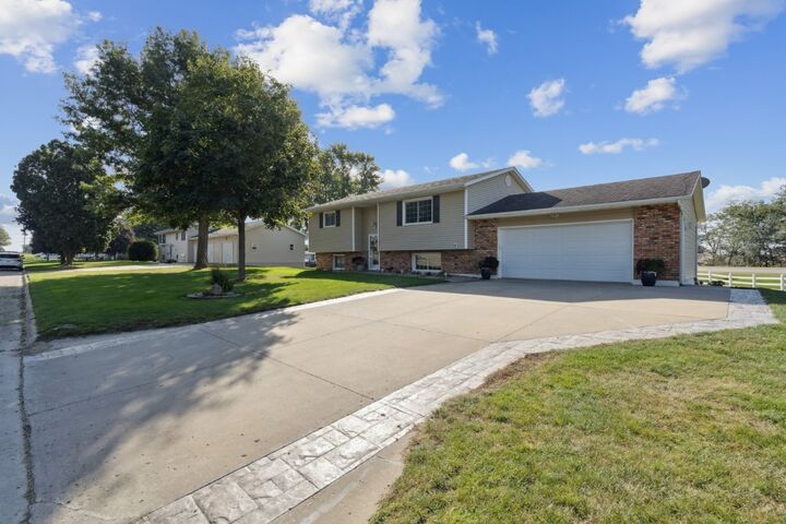 Property Photo:  1002 17th Street W  IA 52349 