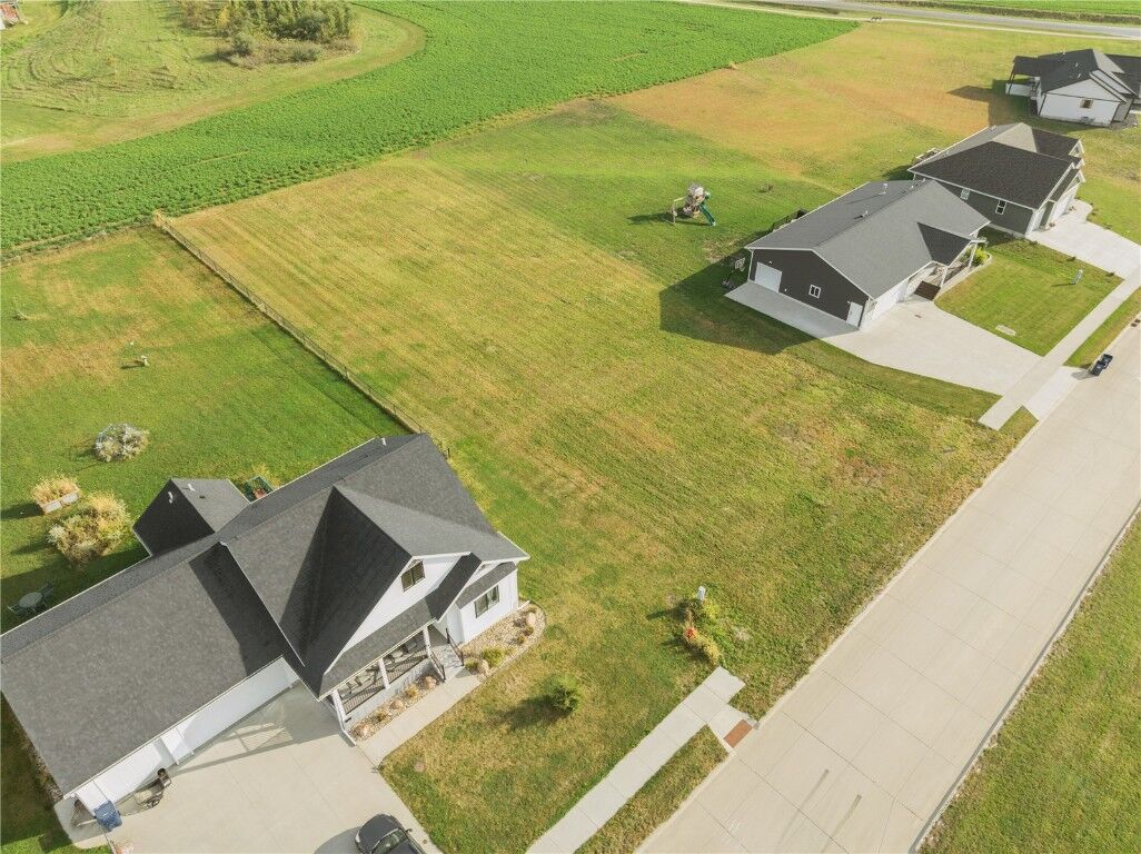 Property Photo:  117 Homecoming Court  IA 52349 