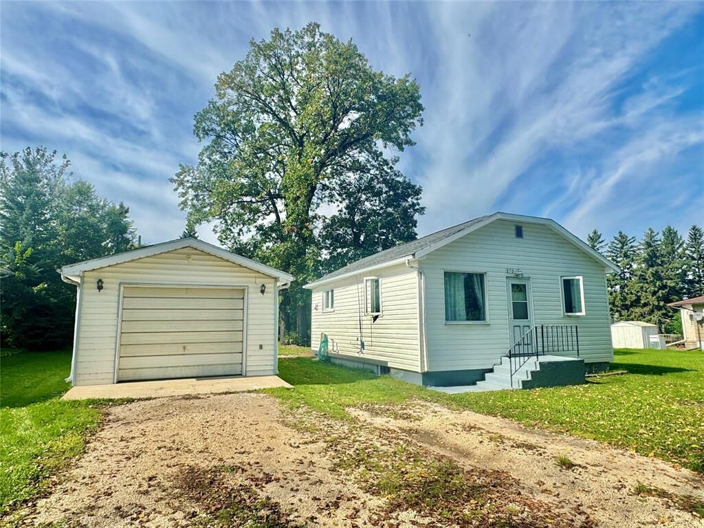 Property Photo:  270 Fifth Avenue  MB R0J 1H0 