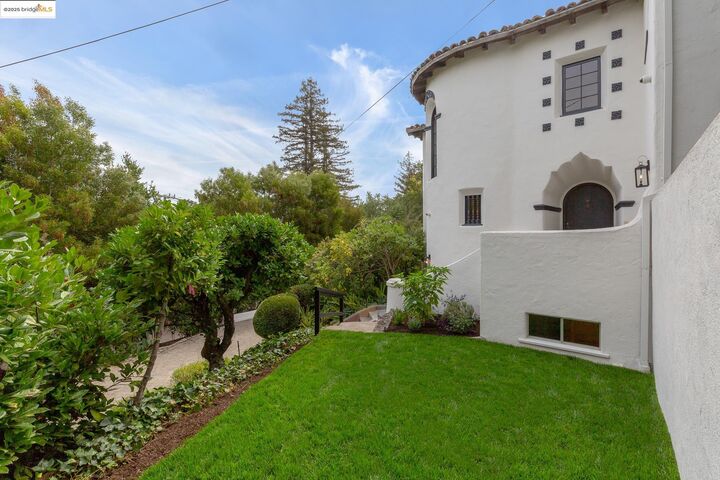 Property Photo: 191 Indian Rd CA 94610