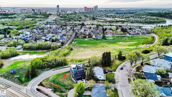 Photo de la propriété:  9260A Strathearn Drive NW  AB T6C 4E2 