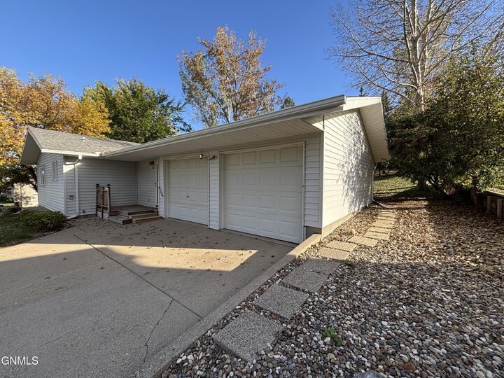 Property Photo: 707 3rd Street NW ND 58523