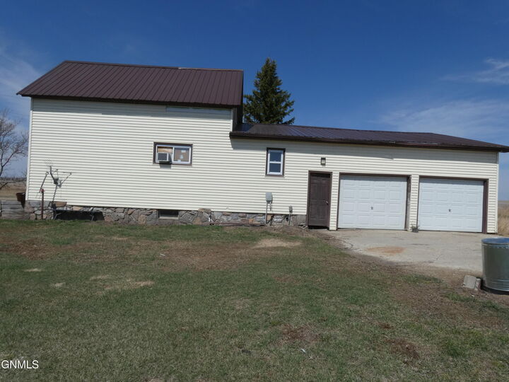 Property Photo:  630 6th Avenue NE  ND 58463 