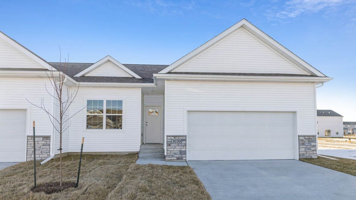 Property Photo: 2608 Brook View Drive IA 50317