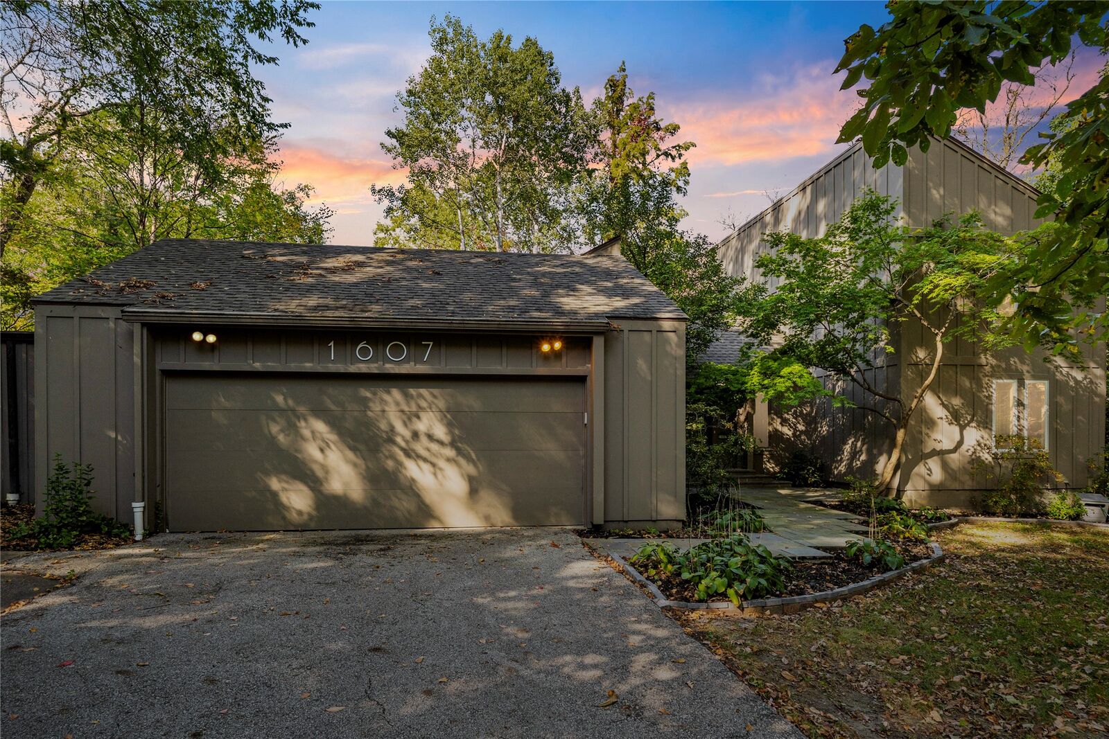 Property Photo: 1607 Thornwood Road IA 50265