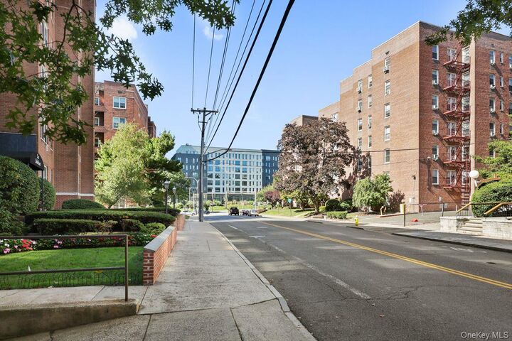 Property Photo:  16 Lake Street 5H  NY 10603 